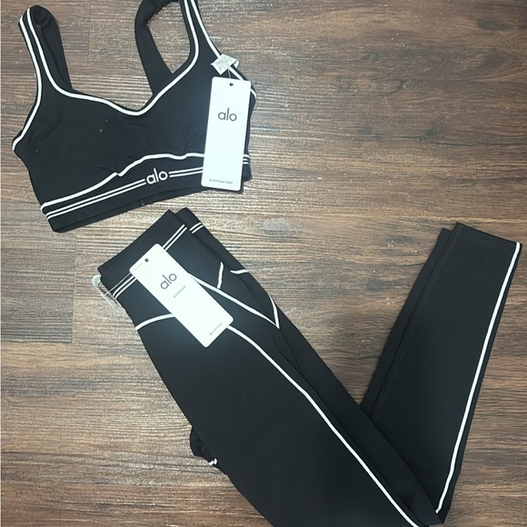 ALO Yoga Pants - Alo Airbrush Heart Throb Bra & Leggings Set